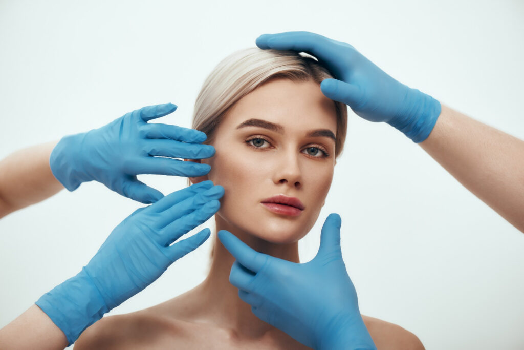 facial-surgery-beautiful-blonde-woman-waiting-facial-surgery-while-surgeons-blue-medical הרמת פנים ללא ניתוח באמצעות 8 נקודות הרמה